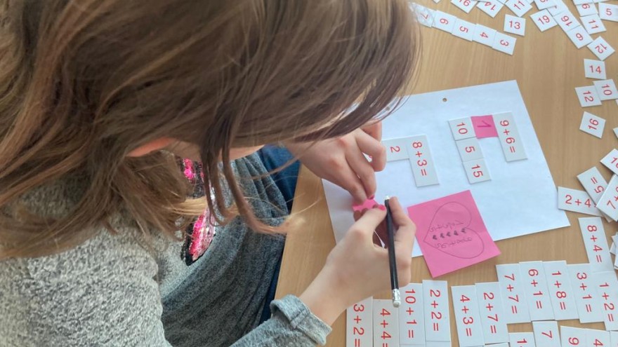 Rechnen mit Zahlenkarten und Stift